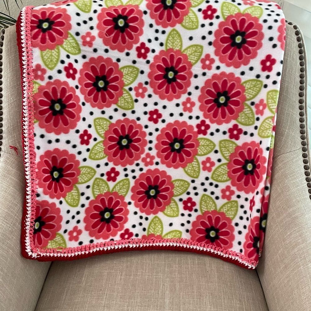 SOFT FLEECE CUDDLE UP THROW IN PINK ON A WHITE BACKGROUND - Picture 4 of 4